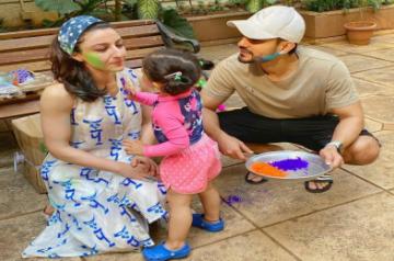 Mumbai, April 10 (IANS) Actor Kunal Kemmu on Friday posted a monochrome picture of his wife Soha Ali Khan and his daughter Inaaya.