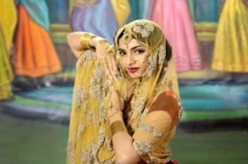 Sonam Kapoor channels her inner Madhubala in new pic.