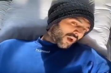 Mumbai, April 5 (IANS) Actor Kartik Aaryan has been unleashing his humorous side amidst coronavirus lockdown. On Sunday, he posted a video that shows him standing on the top of a car and waving his hand to the gathered crowd.