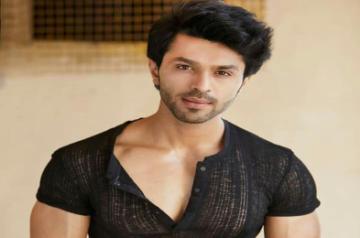 Lockdown diaries: 'Naagin' actor Kunal Singh learns cooking.