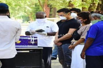 amir Khan, Kiran Rao attend funeral of actor's late assistant. (Photo Courtesy: Instagram/manav.manglani)
