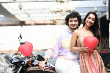 Mumbai, May 23 (IANS) Superstar Salman Khan has unveiled the poster of Rajkumar Santoshi's "Bad Boy", the debut film of Mithun Chakraborty's son Namashi Chakraborty.