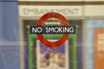 A no smoking sign in London (Source: Lex Guerra/Unsplash)