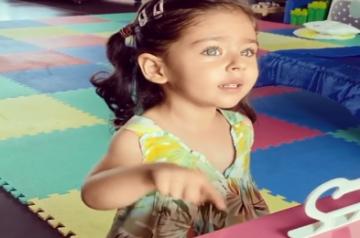 Mumbai, June 10 (IANS) Ahead of International Yoga Day, actor Kunal Kemmu has been giving yoga tips to his little daughter Inaaya. He is also teaching her how to chant "Om".
