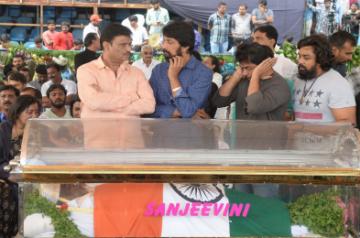 Bengaluru: Actors Sudeep, Chiranjeevi Sarja, and others pay their last respects to veteran Kannada actor M.H. Ambareesh, who died at a private hospital in Bengaluru on Saturday night due to heart attack; on Nov 25, 2018. (Photo: IANS)