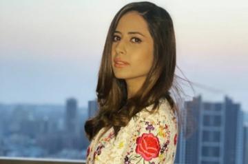 Chandigarh, June 25 (IANS) Actress Sargun Mehta is currently spending time with her family in Chandigarh, and on Thursday she took to Instagram and posted a couple of pictures where she is seen wearing her father's blue kurta.