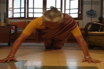 Milind Soman's mom pulls off 15 push-ups in saree at the age of 81.