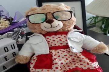 Ryan Reynolds, teddy bear. (Photo: Twitter@CBCDeborahGoble)