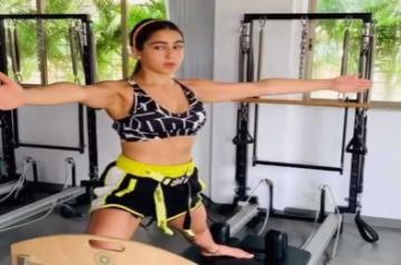 Mumbai, July 4 (IANS) Actress Sara Ali Khan on Saturday posted a quirky snapshot where she is seen twinning with her mom Amrita Singh.