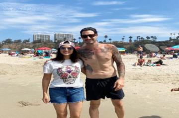 Sunny Leone spends beach time with hubby.
