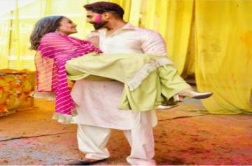 When Parmish Verma got tired lifting Neha Kakkar during song shoot.