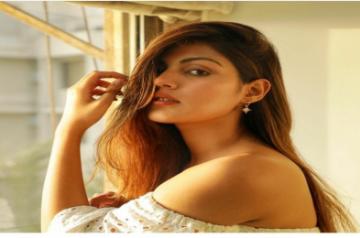 Mumbai, Aug 28 (IANS) A video showing actress Rhea Chakraborty snapping at mediapersons who hound her car and try to click her photos has gone viral.