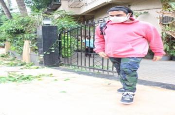 Mumbai, Aug 6 (IANS) There are no discharge plans yet for actor Abhishek Bachchan, who is undergoing treatment for Covid-19 in hospital for over 26 days now, going by a picture he shared on social media.