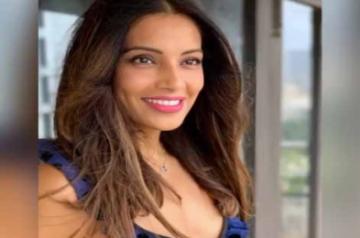 Bipasha Basu has a personal photographer at home.
