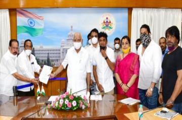 Bengaluru: Karnataka Film Chamber of Commerce President Jairaj along with actors Shivarajkumar, Tara, Yash, Vijay and others meet Chief Minister BS Yediyurappa at his home office Krishna, in Bengaluru on Sep 9, 2020. (Photo: IANS)