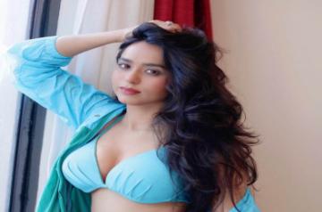 Actress Soundarya Sharma has always been a trendsetter when it comes to style. Although she is still struggling to find a foothold in Bollywood, she normally doesn't have to try too hard to have the mercury soaring with her style quotient.