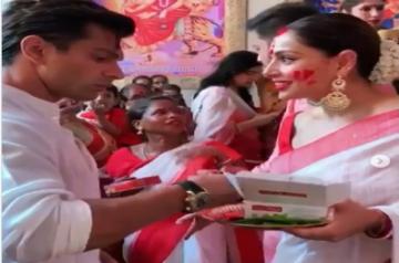 Bipasha relieves memories of last year's Durga Puja festivity