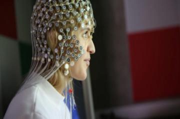 The photo shows a EEG Geodesic Sensor Net with 256 evenly distributed sensors that was used to record EEG activity from the participant's scalp during the research. (Photo: NTNU/Microsoft)