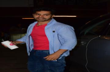 Mumbai: Actor Varun Dhawan spotted at Juhu  in Mumbai on Mar 04, 2020. (Photo: IANS)