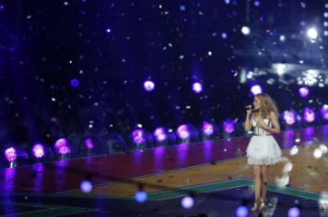 GLASGOW, Aug. 4, 2014 (Xinhua) -- Australian singer Kylie Minogue performs during the closing ceremony for the Glasgow 2014 Commonwealth Games at the Hampden Park in Glasgow, the United Kingdom, on Aug. 3, 2014. (Xinhua/Wang Lili/IANS)