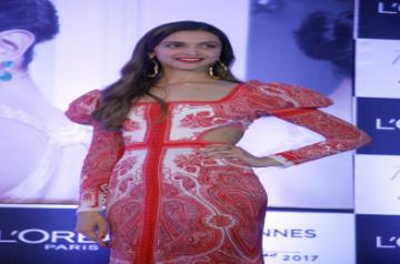 Deepika Padukone gives a thumbs up to memes on her Diwali style