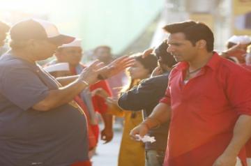 Varun shares 'main brief' by David Dhawan during 'Coolie No 1' shoot