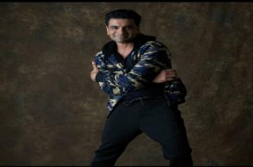 Eijaz Khan flaunts his romantic avatar in new music video 'Banjaran'.