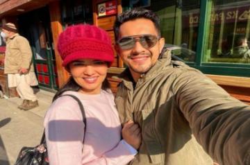 'Honeymoon begins': Aditya Narayan, Shweta Agarwal get cosy in Kashmir