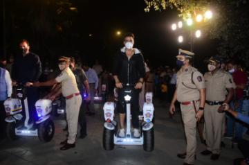 Akshay Kumar attends Mumbai Police event with Aaditya Thackeray, Anil Deshmukh.
