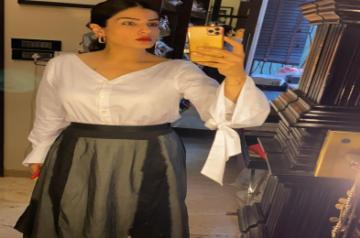 Actress Raveena Tandon has shared a picture doing her final checks before jetting off. The picture is among a string of images she has posted on Instagram that capture her various moods from fixing earrings to taking mirror selfies.