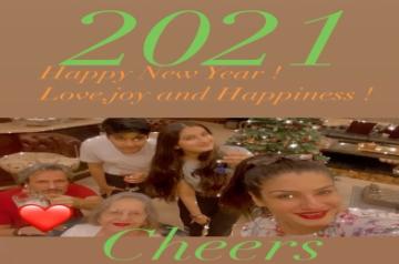 Raveena Tandon raises toast to 2021 with non alcoholic juice (Photo Credit: Instagram)
