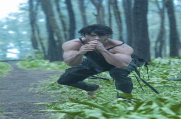 Vidyut Jammwal performs stunt with 'deadliest weapon in the world'. (Photo: Durga Chakravarty/IANS)