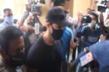 Hrithik records statement with Crime Branch against Kangana.