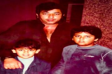 Singer Adnan Sami on Monday shared a throwback with late actor Amjad Khan on his Instagram page. In the throwback picture, a young Adnan is seen standing nervously along with his brother Janaid Sami Khan, getting a picture clicked with Amjad Khan.