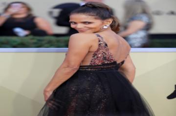 LOS ANGELES, Jan. 22, 2018 (Xinhua) -- Actress Halle Berry attends the 24th annual Screen Actors Guild (SAG) Awards at the Shrine Auditorium in Los Angeles, the United States, Jan. 21, 2018. (Xinhua/Li Ying/IANS)