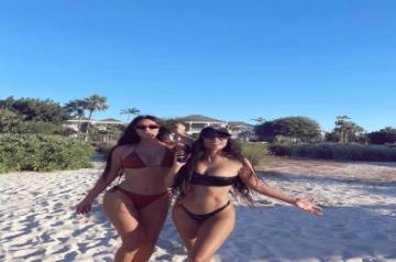 Kim and Kourtney, two of a kind share two-piece thunder.(photo:INSTAGRAM)