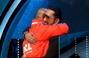Yo Yo Honey Singh, Vishal Dadlani hug and patch up on Indian Idol 12