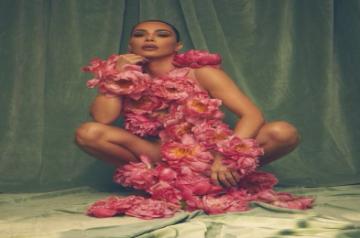 Kim Kardashian showcases 'flower power' (credit: Instagram)