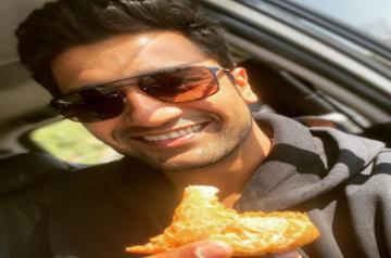 Vicky Kaushal greeted at Indore airport with samosa and jalebi by fan (Credit: Instagram)
