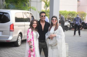 Akshay reaches Ayodhya, Mahurat shot at Ram temple