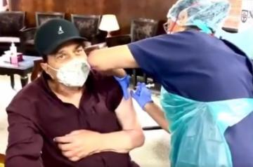 Dharmendra gets Covid vaccine shot.(photo:Twitter)