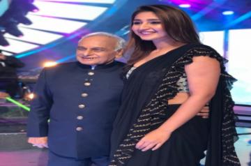Dhvani bhanushali overwhelmed to meet veteran composer anandji.