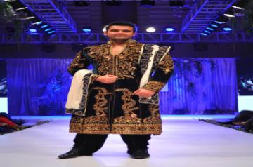 Mumbai:  Actor Mimoh Chakraborty displays creation of fashion designers Reshma and Riyaz Gangji during the Libas celebration in Mumbai on May 31, 2015. (Photo: IANS)