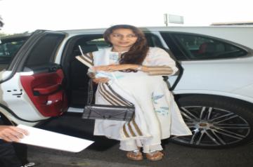 Mumbai: Juhi Chawla Spotted At Airport Departure on Monday 01st March 2021.(Photo: IANS)