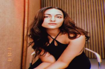 Sonakshi Sinha checks in on fans, asks them to 'hang in there'