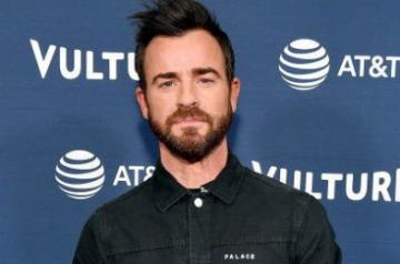 Justin Theroux likes to sleep next to his dog