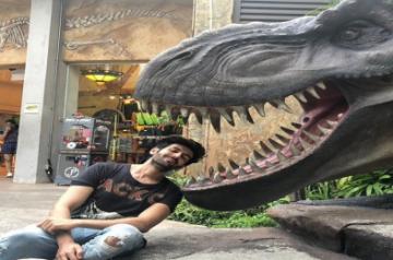 Kartik Aaryan's witty demo of how corona slides into 'unmasked faces'.(photo:Instagram)