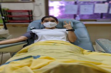 Priya Bapat donates blood after Covid recovery.