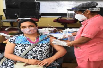 Health workers administering the COVID-19 vaccine to people during COVID-19 vaccination drive at KC General Hospital and some people waiting during COVID-19 vaccination drive in Bengaluru on Sunday 23 May 2021.  (Photo: IANS)