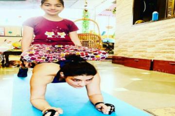 Dolly Sohi works out at home with daughter